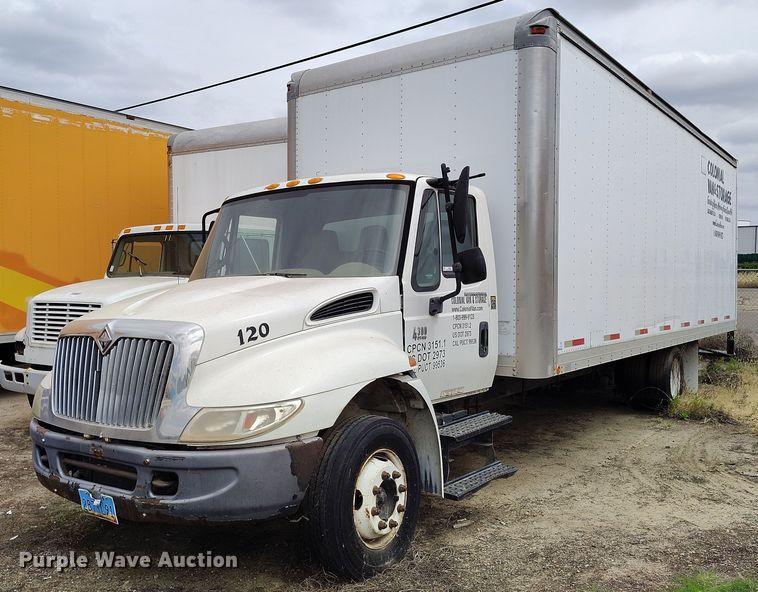 2004 International 4300 box truck - IP9556