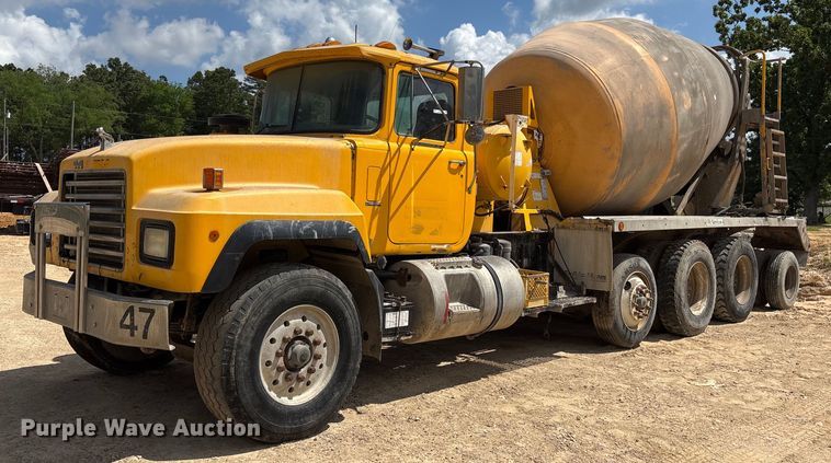 2000 Mack RD690S ready mix truck - OK9526