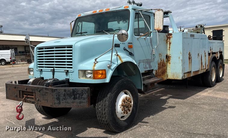 1996 International 4900 tow truck - EO0675