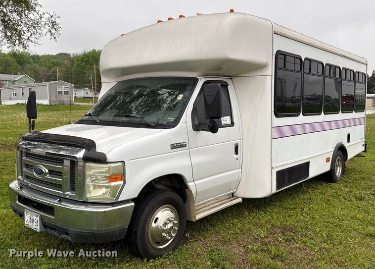 2008 Ford E450 Super Duty shuttle bus - DS4271
