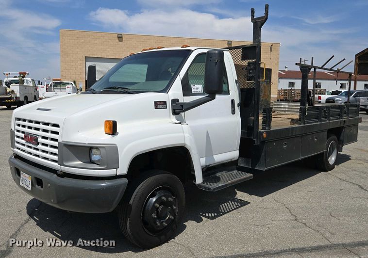 2003 GMC 5500 flatbed truck - EC0957