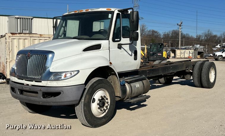 2015 International 4300 SBA truck cab and chassis - EK2730