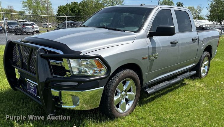 2019 Dodge Ram 1500 Crew Cab pickup truck - EM0042