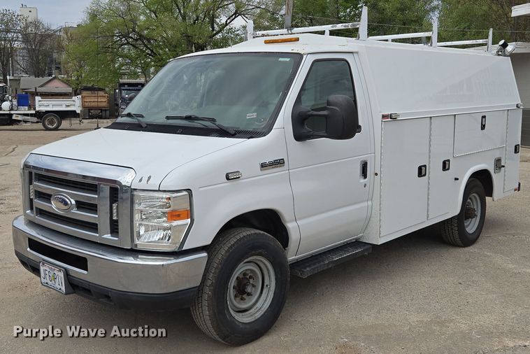 2014 Ford E350 Super Duty utility van - EM7056