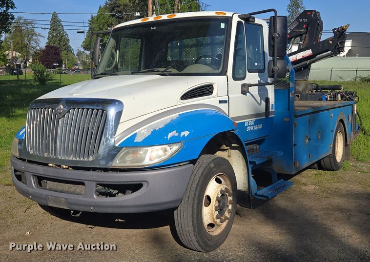 2009 International 4300 crane truck - FB9371