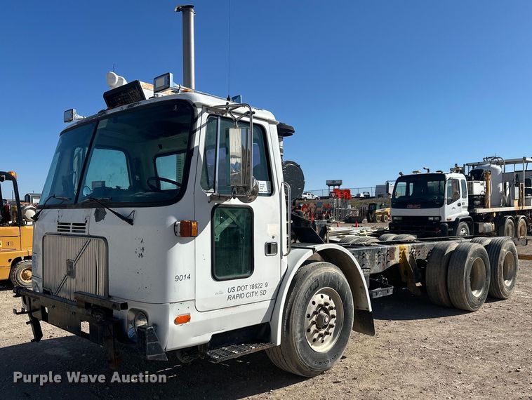 2001 Volvo WXLL truck cab and chassis - DT7175