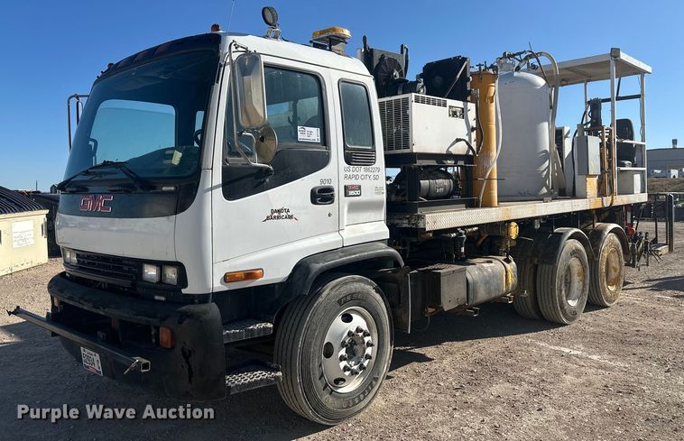 2001 GMC T8500 paint striper truck - DT7176