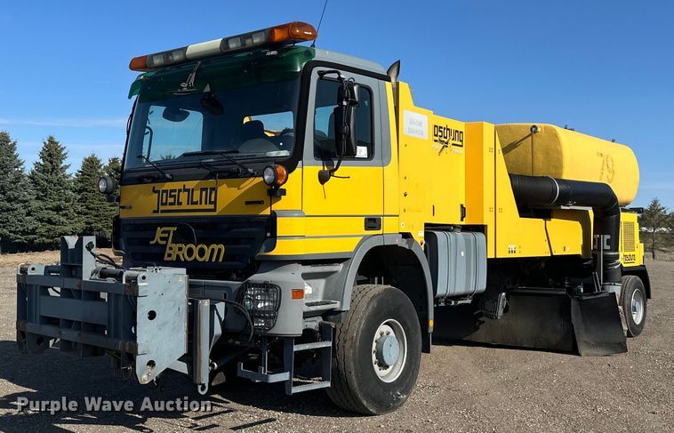 2008 Boschung  Jet Broom  runway cleaning truck - EB2476