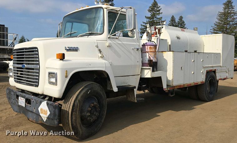 1989 Ford L7000 fuel / lube truck - EC0943