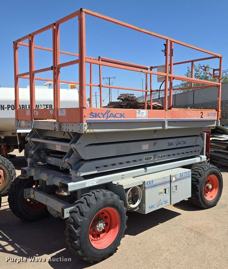 SkyJack SJ7127 vertical lift - EC0983