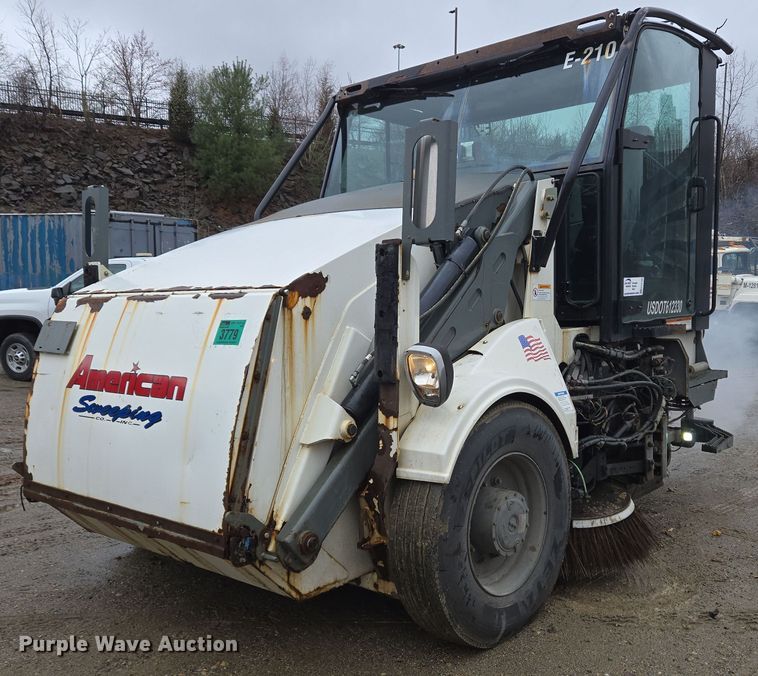 2015 Elgin Pelican Series NP street sweeper - EC4165