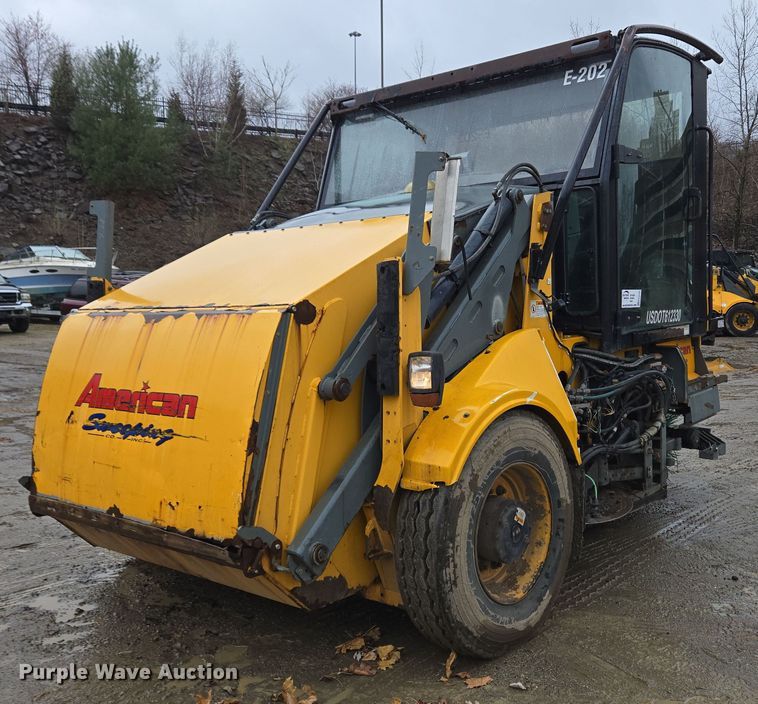 2011 Elgin Pelican Series NP street sweeper - EC4167