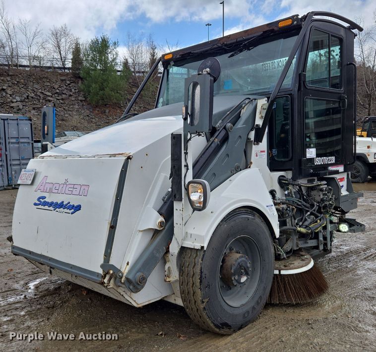 2017 Elgin Pelican Series NP street sweeper - EC4169