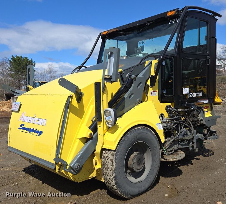 2017 Elgin Pelican Series NP street sweeper - EC4170