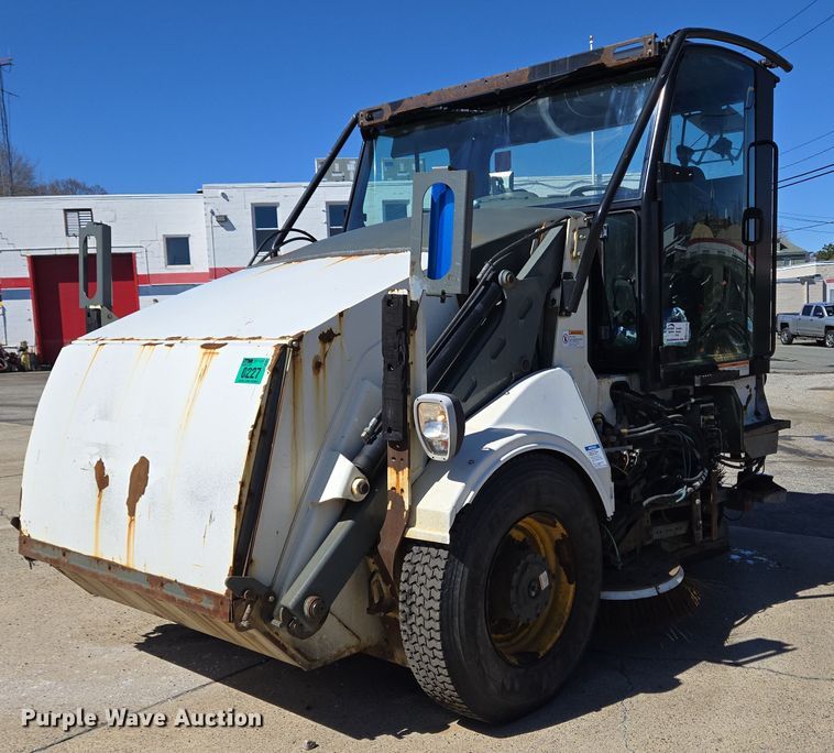 2015 Elgin Pelican Series NP street sweeper - EC4173