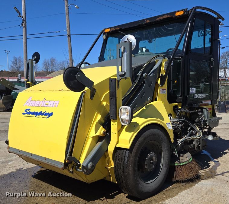 2017 Elgin Pelican Series NP street sweeper - EC4174