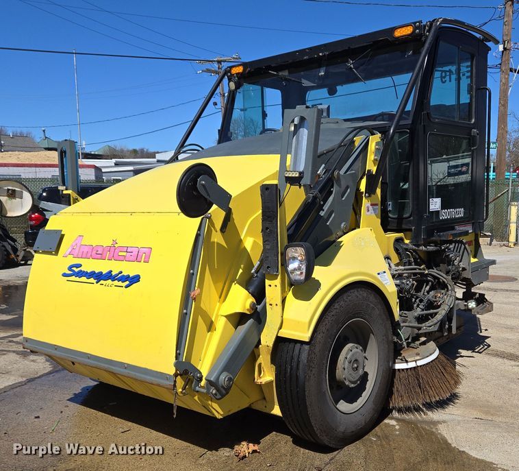 2017 Elgin Pelican Series NP street sweeper - EC4175