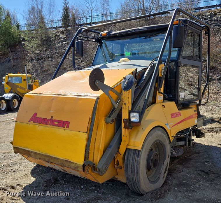 2009 Elgin Pelican Series NP street sweeper - EC4181
