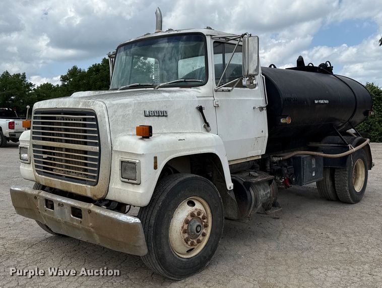 1988 Ford L8000 water truck - ED5592