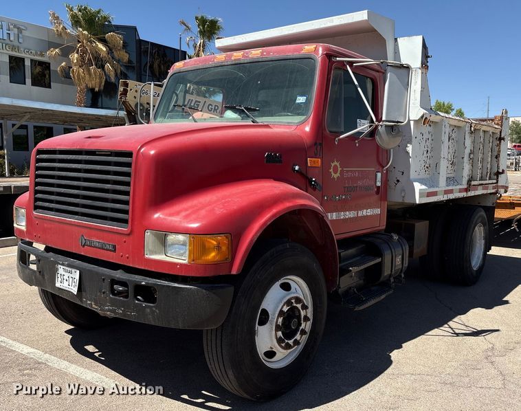 2001 International 4900 dump truck - EF3052