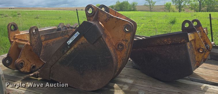 (3) backhoe buckets - EK5208