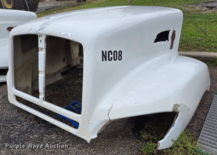Kenworth T440 semi truck hood - EL2028