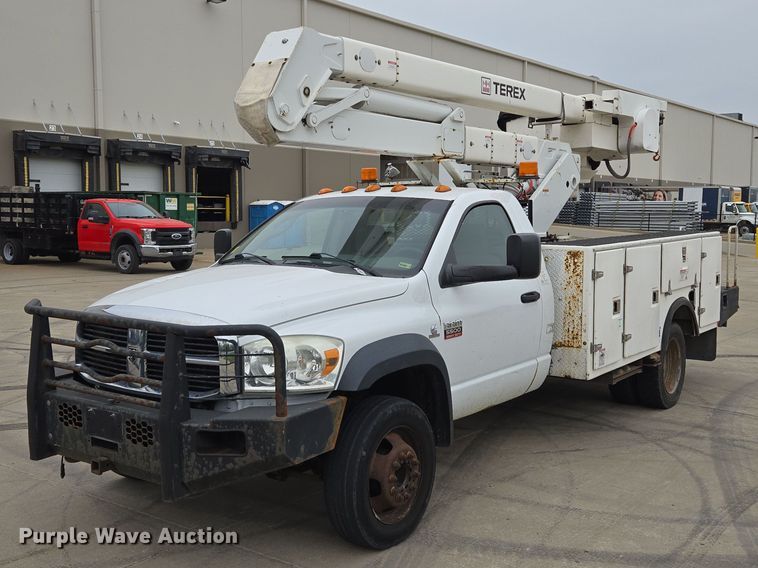2010 Dodge  Ram 5500  bucket truck - EM7085