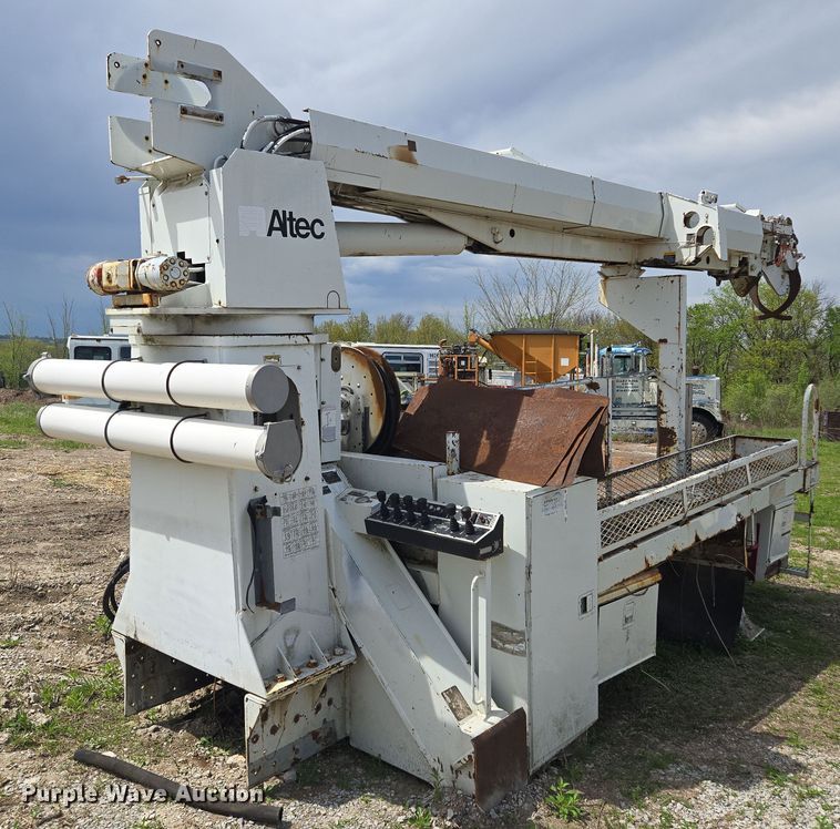 Reading H-15-D flatbed with crane - EM7168