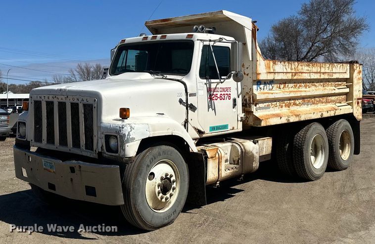 1981 International F2574 dump truck - EN3013