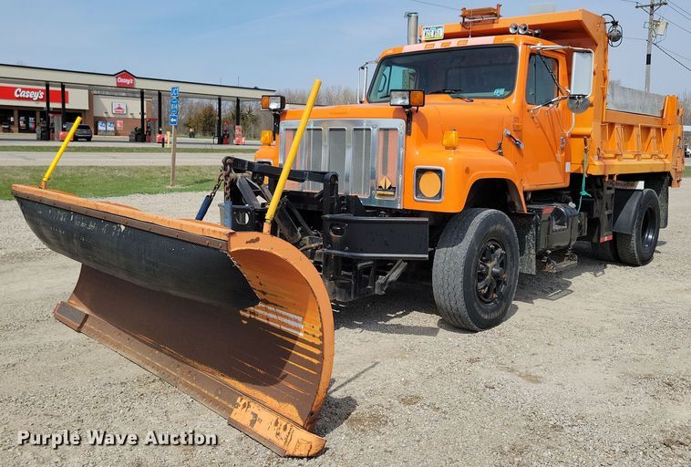 2000 International 2554 dump truck - NV9772