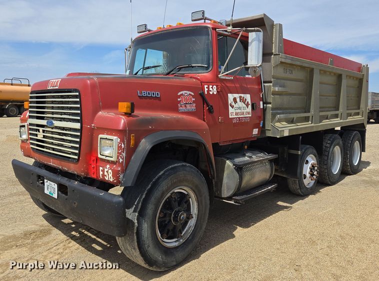 1995 Ford L8000 dump truck - NV9831