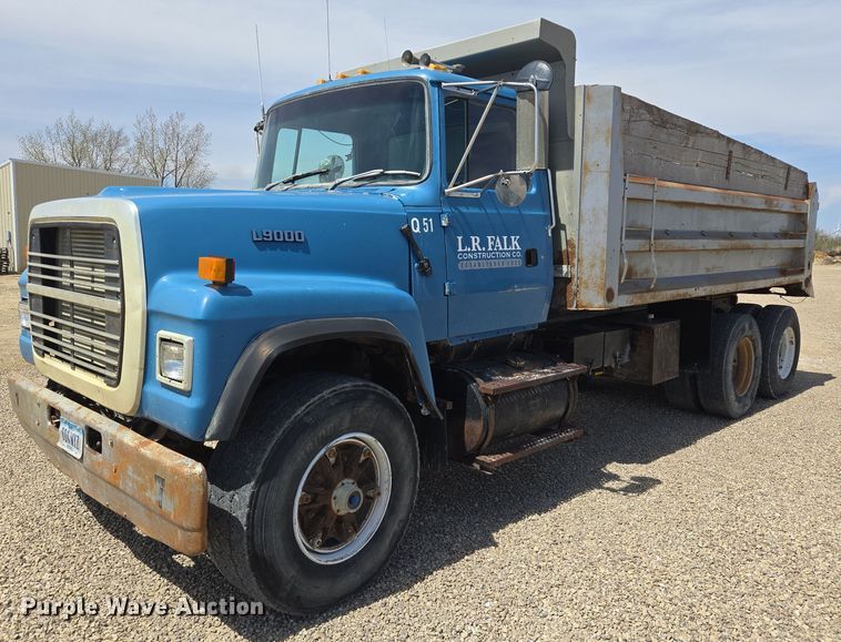 1991 Ford L9000 dump truck - NV9835