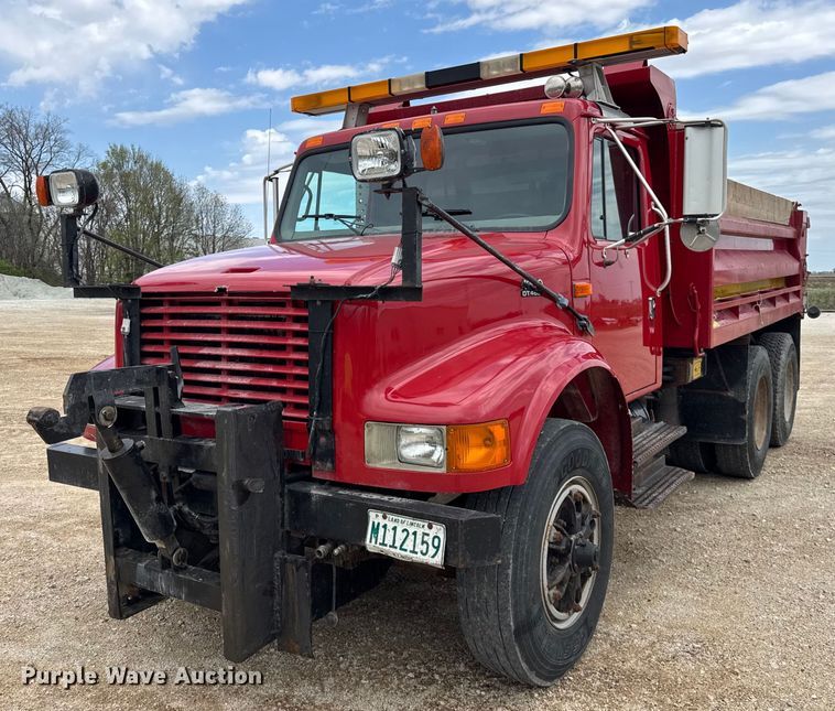 1999 International F4900 dump truck - DH9929