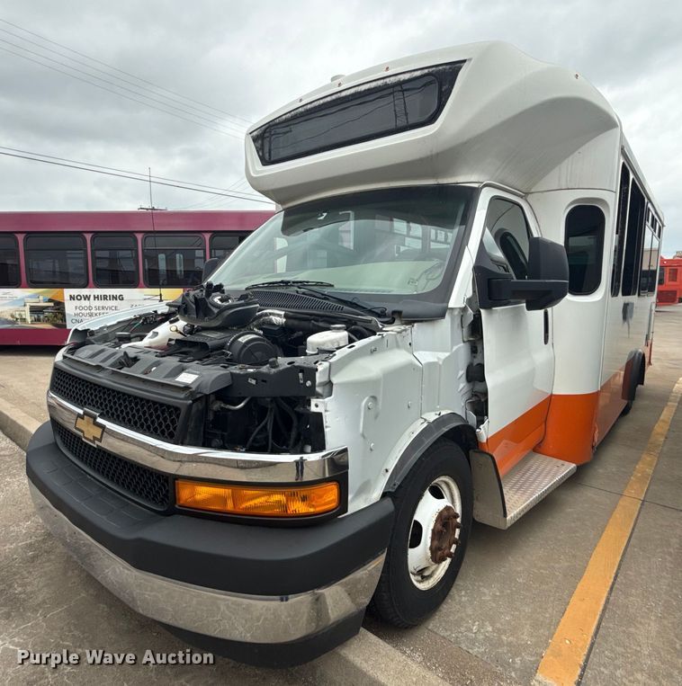 2016 Chevrolet Express G4500 shuttle bus - DM5730