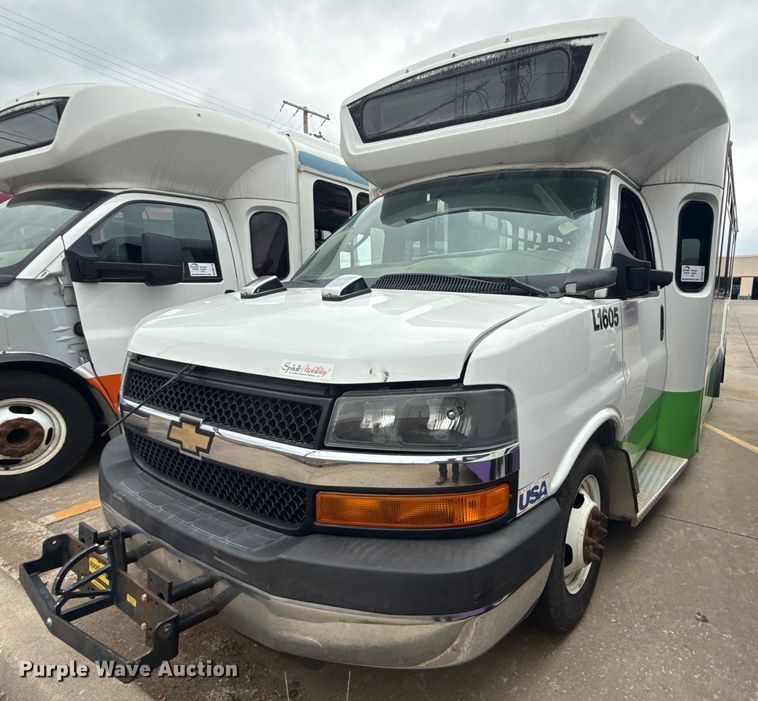 2016 Chevrolet Express G4500 shuttle bus - DM5731