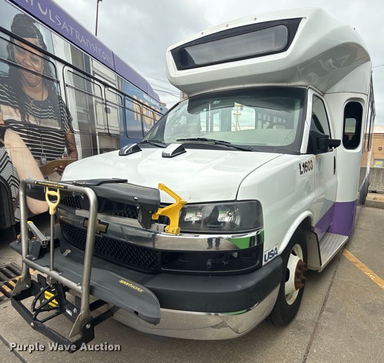 2016 Chevrolet Express G4500 shuttle bus - DM5732