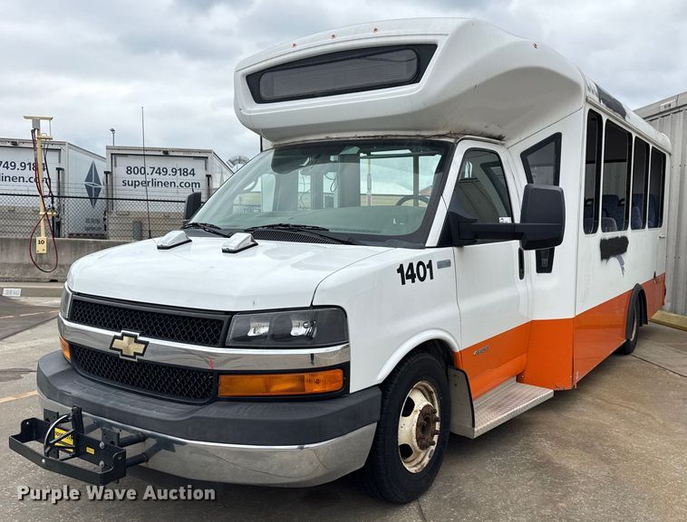 2014 Chevrolet Express G4500 shuttle bus - DM5733