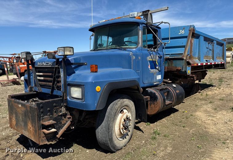 2000 Mack RD688S dump truck - DV2536
