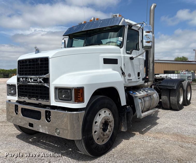 2021 Mack Pinnacle  semi truck - DY2482