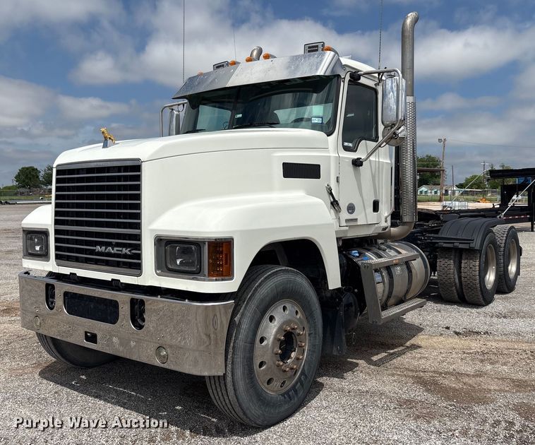 2020 Mack Pinnacle semi truck - DY2483