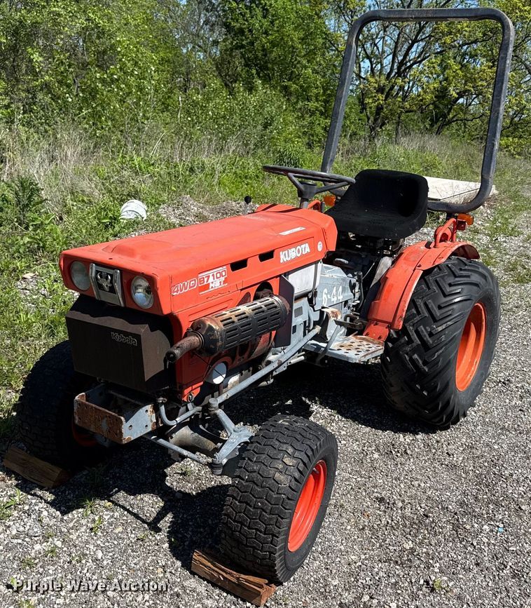 Kubota B7100HST tractor - DZ4012