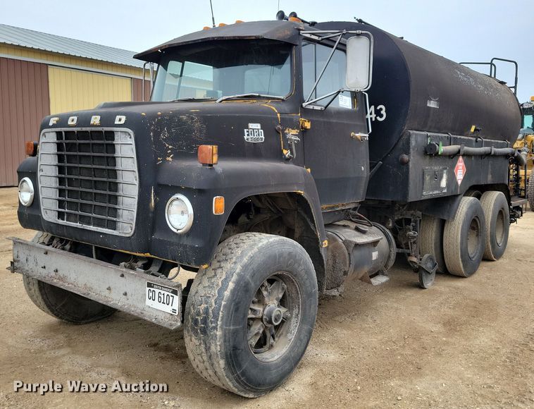 1981 Ford LNT8000 oil distributor truck - EA2423