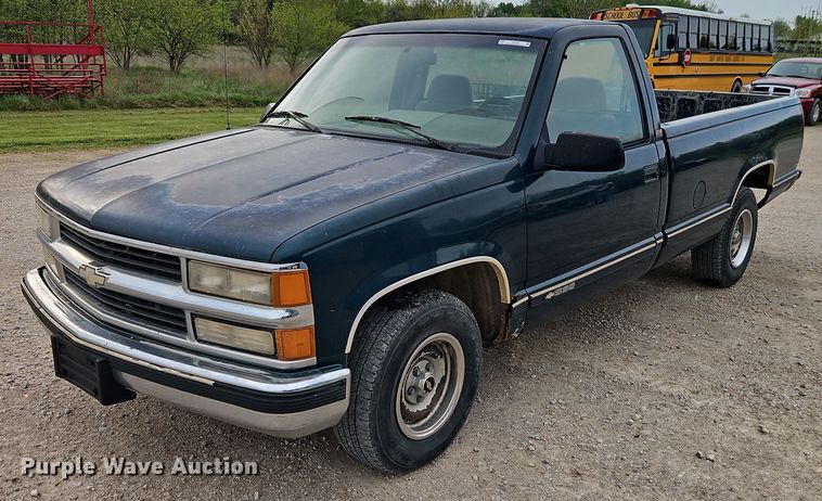 1995 Chevrolet C1500 pickup truck - EI8990