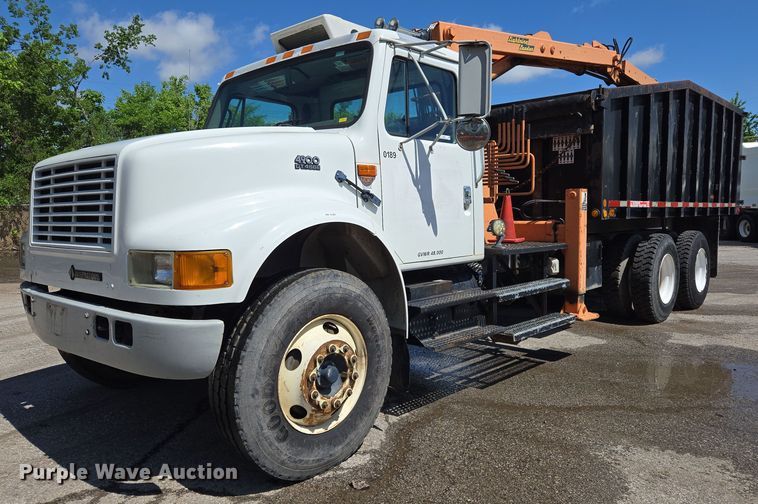 2002 International 4900 grapple crane truck - EJ8723