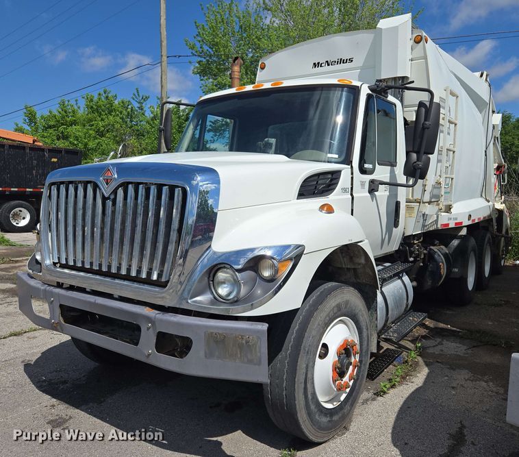 2016 International 7400 refuse truck - EJ8730
