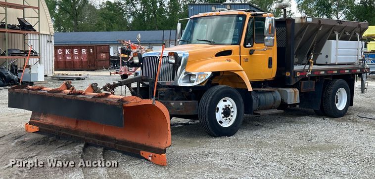 2003 International 7400 flatbed truck - EK8026