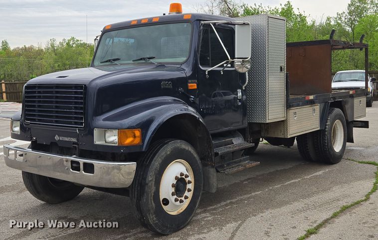 2001 International  4900 flatbed truck - EM7213