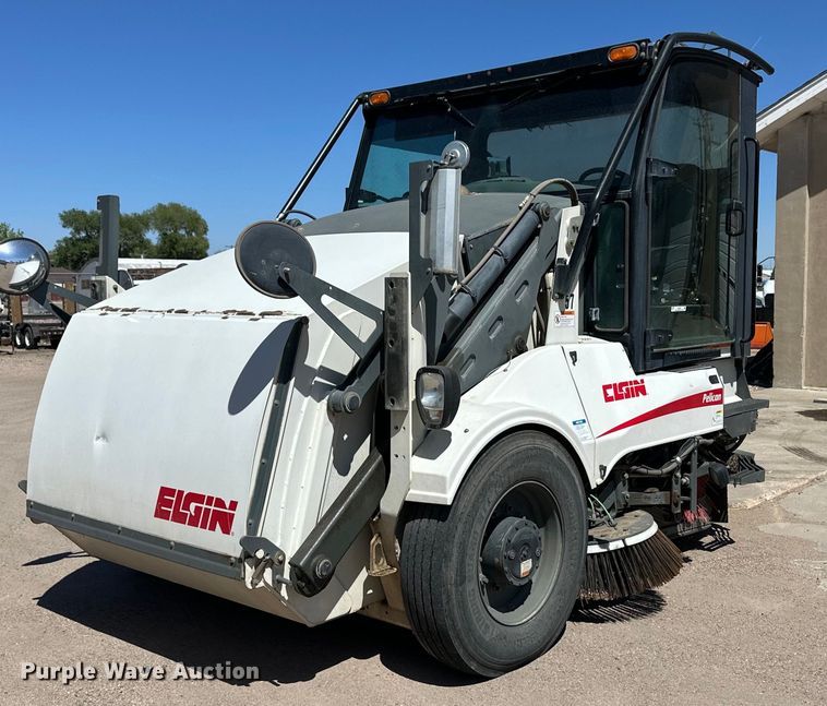 2011 Elgin Pelican Series NP street sweeper - EQ4647