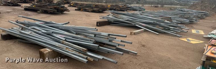 (5) pallets of posts - ER5221