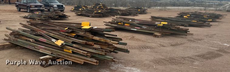 (5) pallets of posts - ER5223